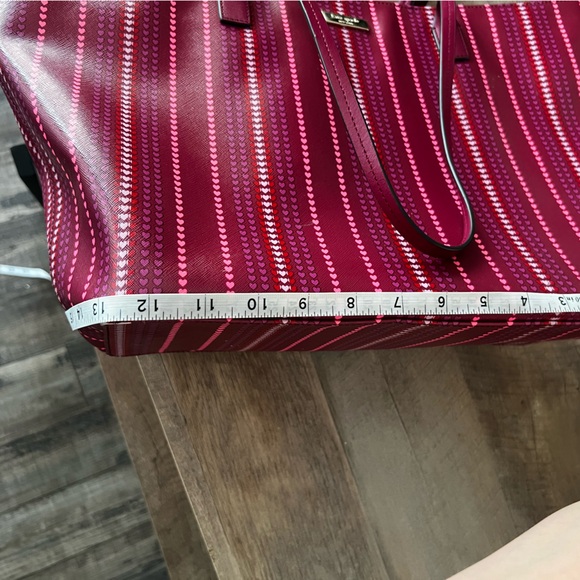 Kate Spade ECU Margareta Cranberry Heart X-large Tote - Picture 7 of 16